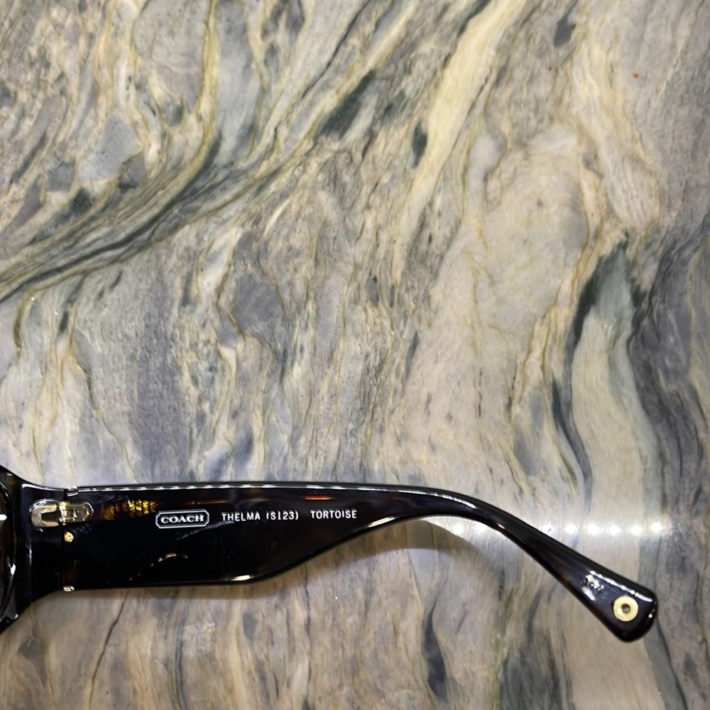 Coach women sunglasses. - Picture 6 of 6